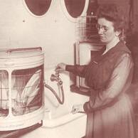 Josephine Cochrane spült Geschirr mit ihrem Wasserdruckgeschirrspüler